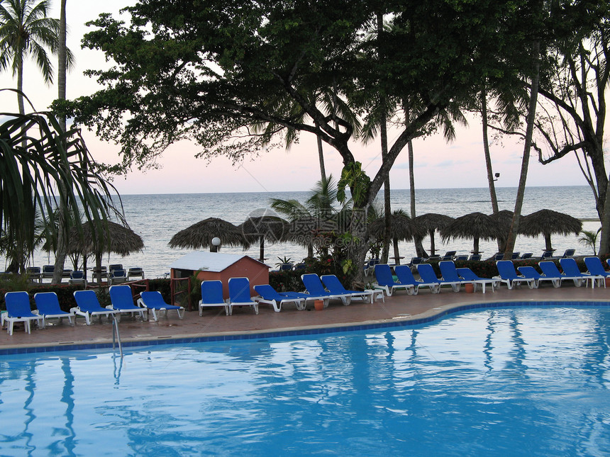 蓝水池椅子海滩放松海洋假期酒店蓝色浴缸海景游泳图片