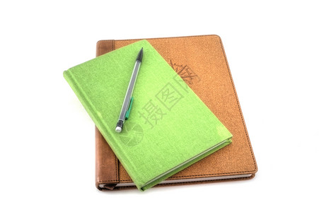 旅行日票杂志绿色笔记本皮革旅游背景白色铅笔勘探日记背景图片