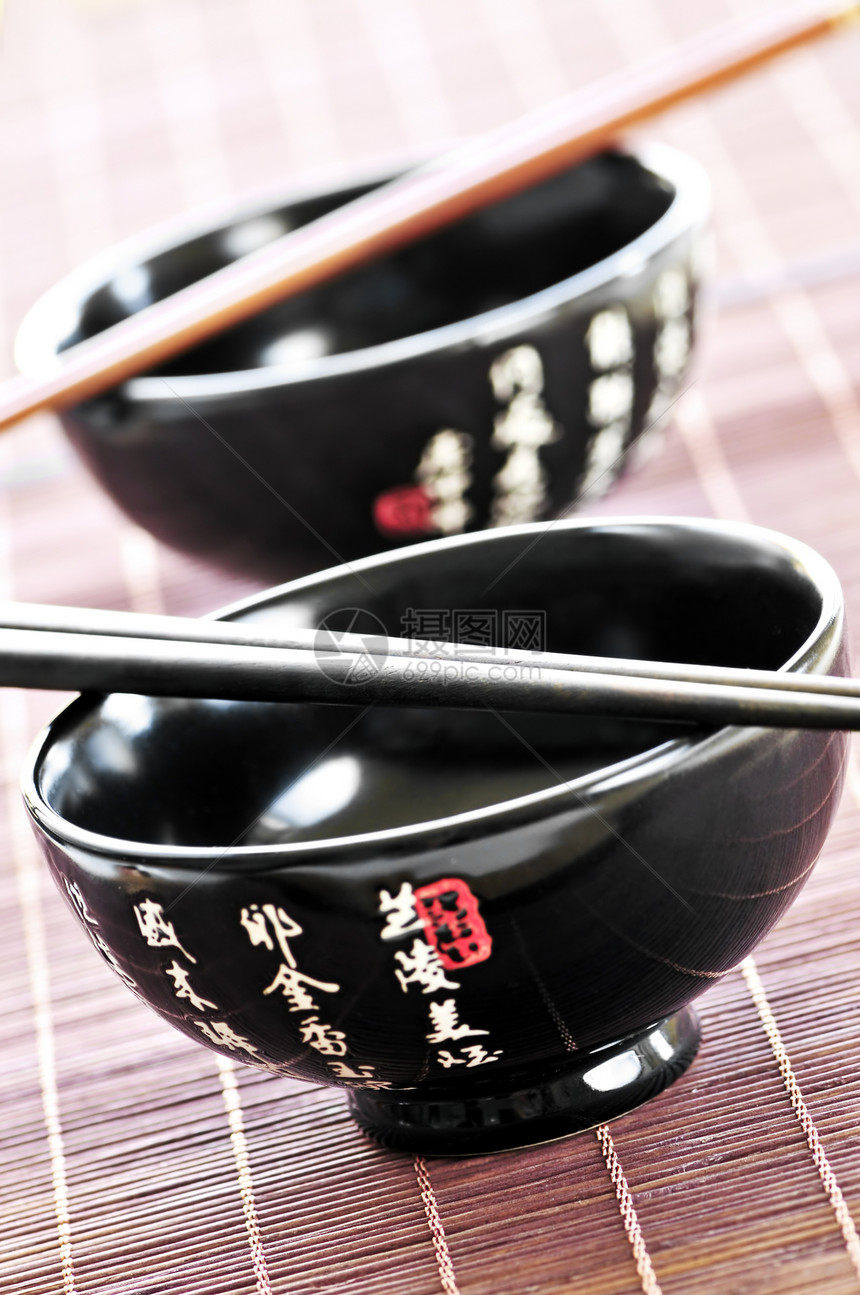大米碗和筷子美食桌子环境休息餐厅食物盘子菜肴竹子木头图片
