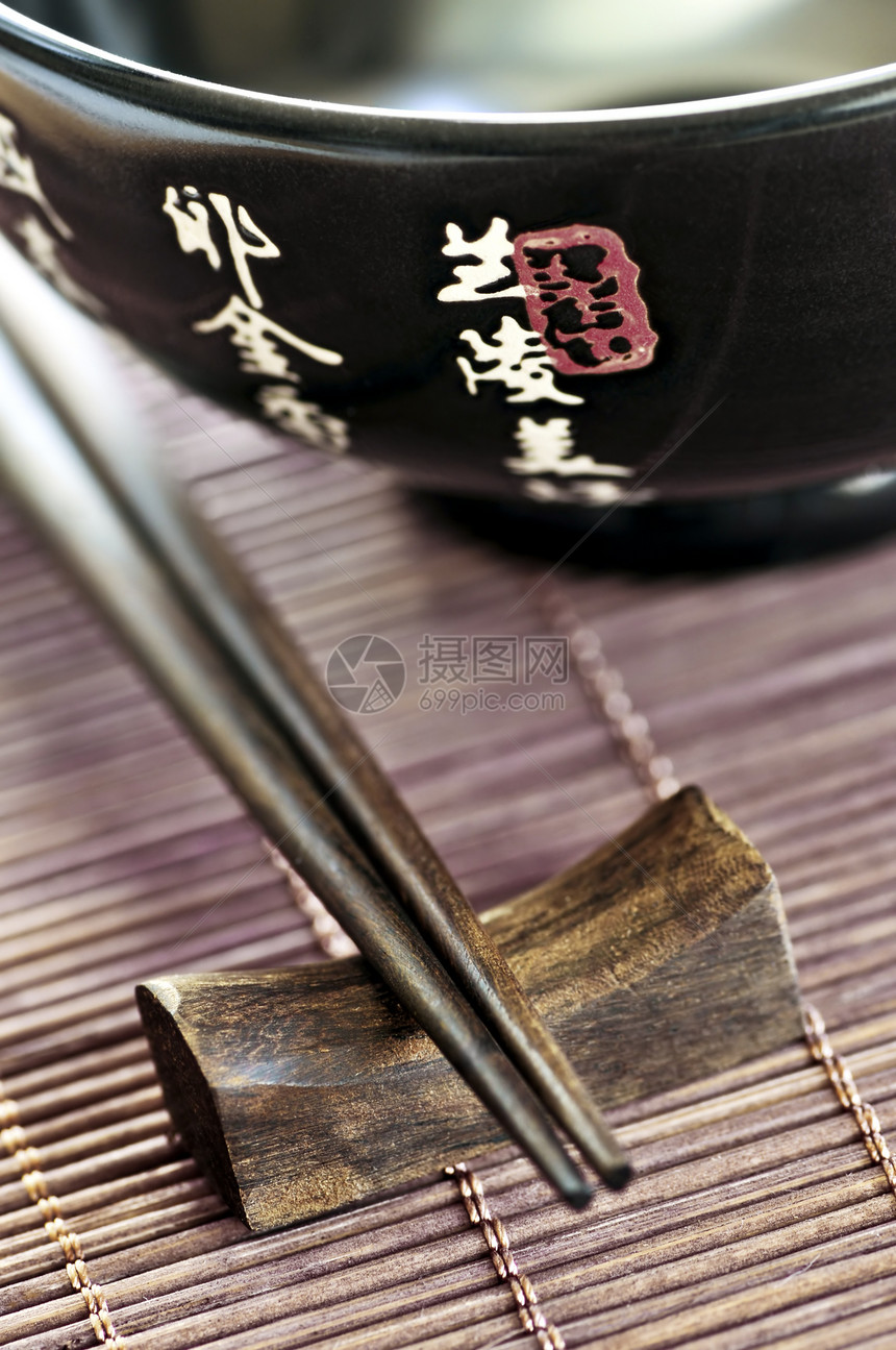 大米碗和筷子菜肴竹子餐具美食食物文化盘子木头休息桌子图片