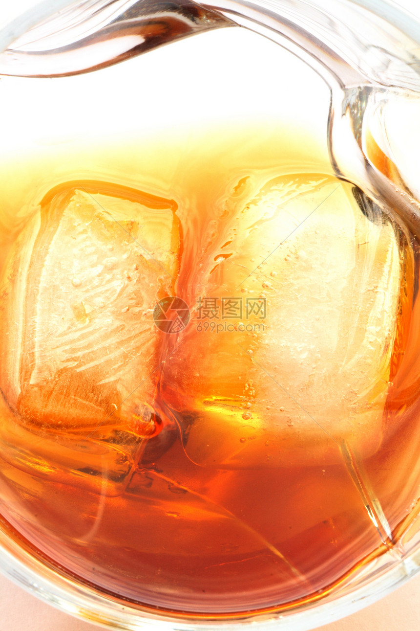 与冰的威士忌饮食反射白色玻璃饮料酒精橙子冰块图片