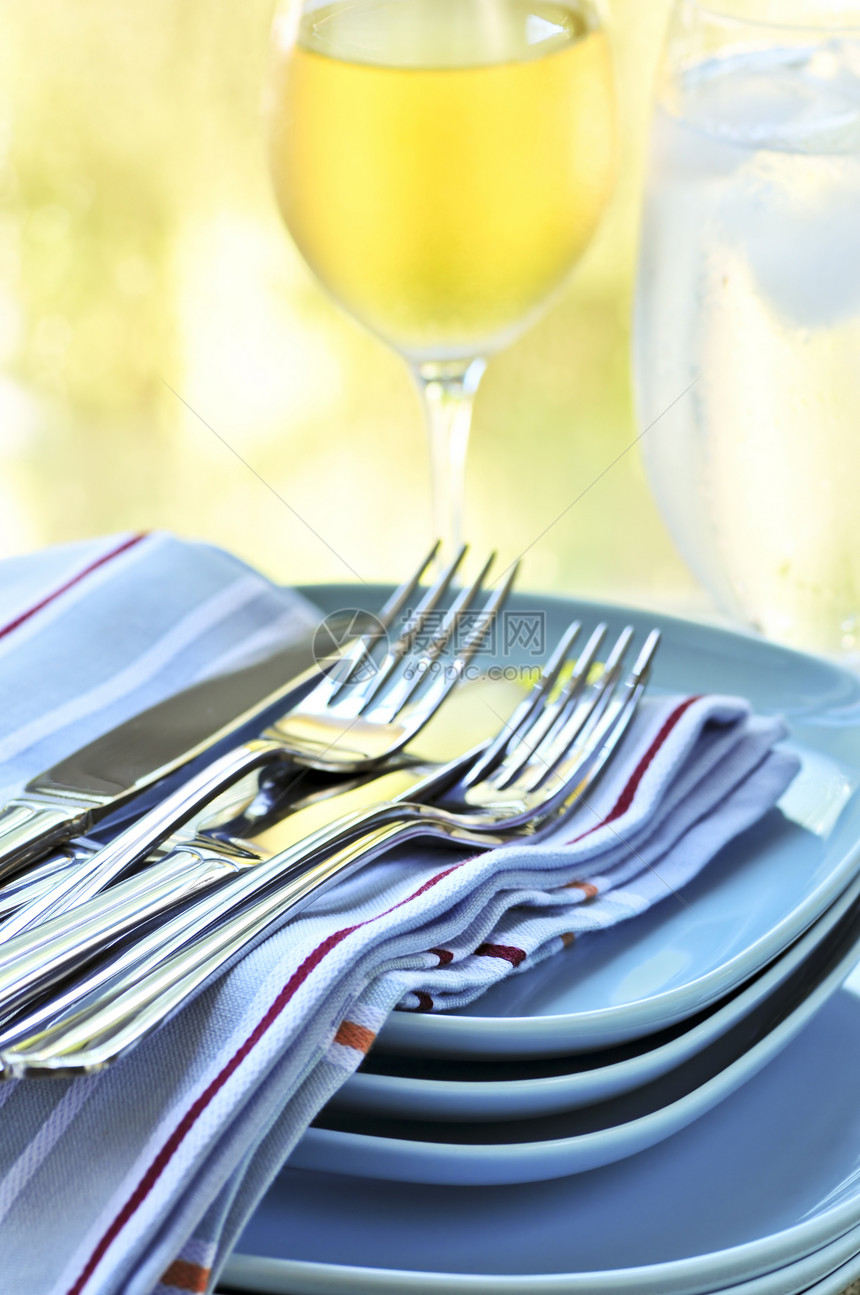 平板和餐具蓝色银器服务餐饮环境厨房酒杯桌子器皿饮料图片