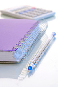 办公室文具计算器笔记本期刊补给品产品杂志日记电脑白色背景图片