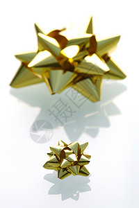 礼品包装工艺生日礼物丝带金子星星配件庆典季节白色背景图片