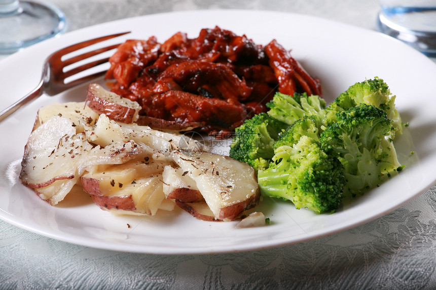 美味烧烤鸡肉盘子白色午餐桌子食物美食土豆用餐香料晚餐图片