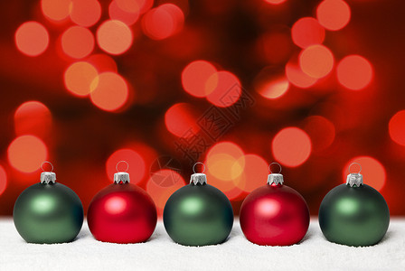圣诞球装饰品红色绿色微光团体辉光白色背景图片