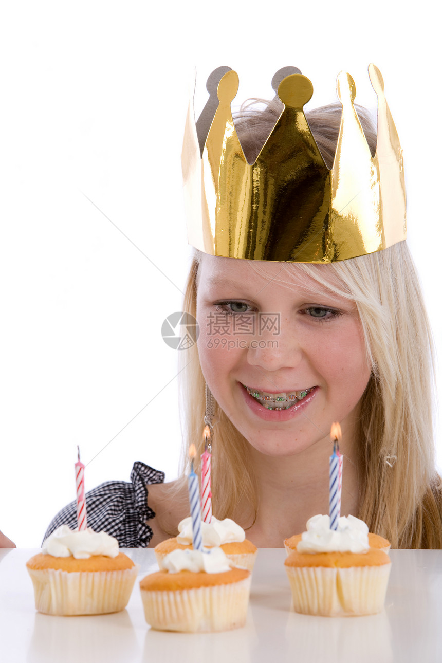 生日女孩青少年幸福生日蛋糕青春期女性长发庆典蜡烛女孩们金发图片