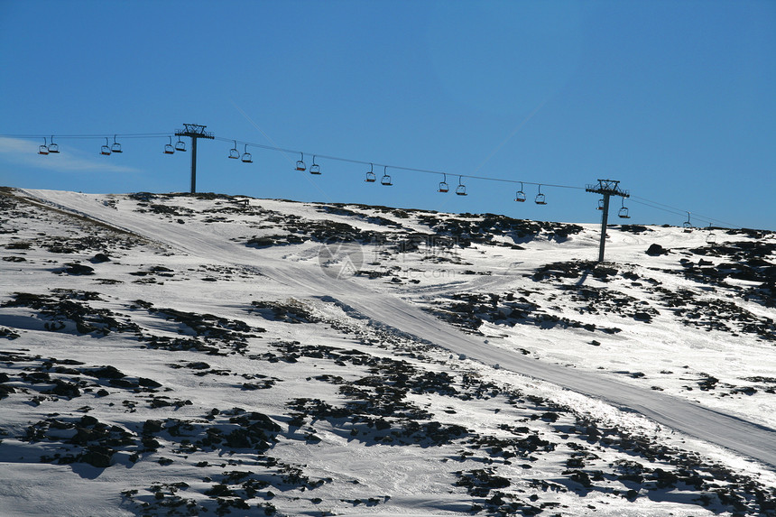 冬季风景远景栅栏旅游爬坡冻结粉末房子季节天空顶峰图片