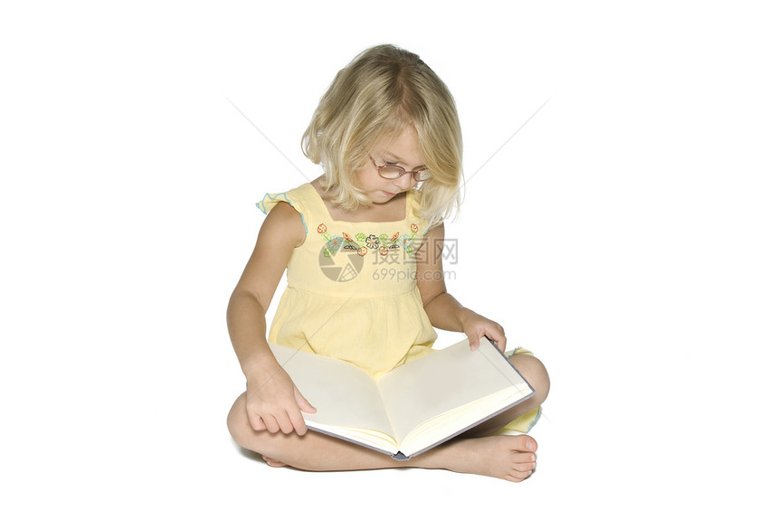 带书的小女孩小学年龄教科书裙子粉色金发女郎阅读精装书白色眼镜图片