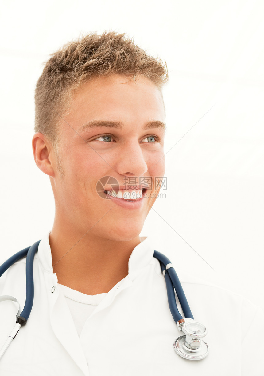 年轻微笑的年轻医生金发护理人员男性男人语音白色快乐助手内窥镜图片