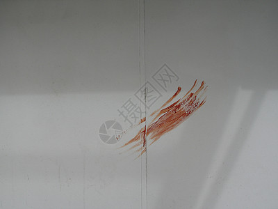 白墙上的红色血迹背景图片