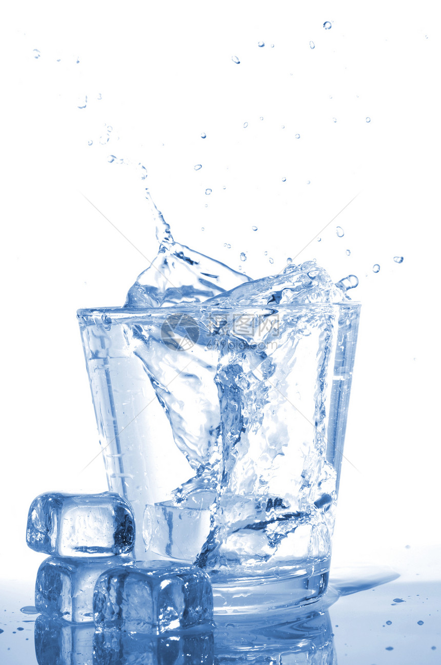 冰冰水玻璃立方体福利瓶子饮料蓝色矿物苏打生活飞溅图片