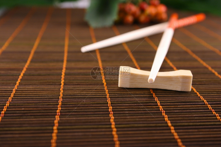 竹餐巾上的筷子木头桌子午餐浆果海鲜竹子叶子用具蔬菜早餐图片