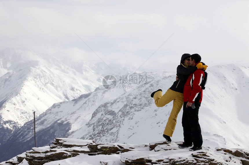 山顶的滑雪者男人季节运动男性女士红色假期成人滑雪娱乐图片