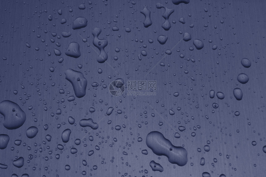 金属表面的水滴雨滴下雨墙纸蓝色宏观飞溅火花玻璃合金气泡图片