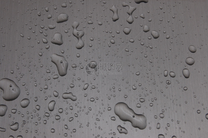 金属表面的水滴宏观下雨墙纸火花合金雨水蓝色玻璃雨滴飞沫图片