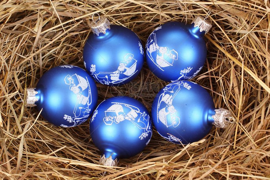 圣诞节装饰蓝色干草季节玻璃球白色图片