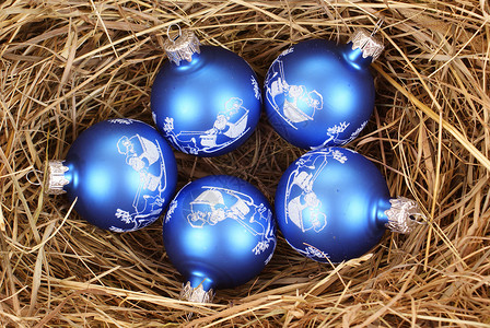 圣诞节装饰蓝色干草季节玻璃球白色背景图片