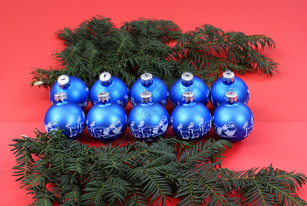 圣诞节装饰白色季节玻璃球蓝色镜子干草松树反射背景图片