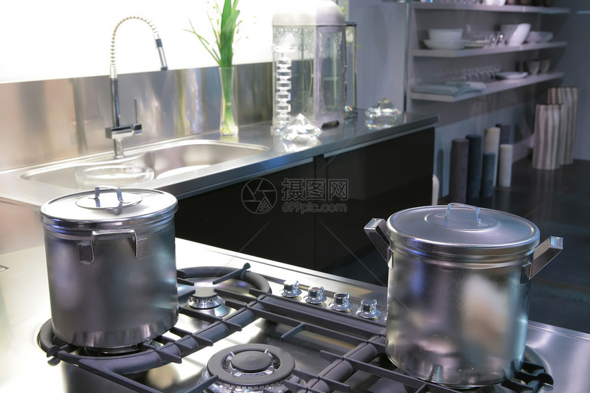 油炸锅上的酱油气体厨房煤气铸铁平底锅高价金属银色反思合金图片
