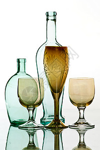 旧瓶和酒杯眼镜瓶子绿色回收团体玻璃垃圾背景图片