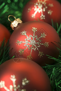 圣诞球红色金子玩具装饰品装饰花环绿色背景图片