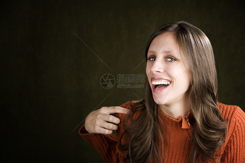 女青年笑毛衣橙子快乐头发水平女性图片