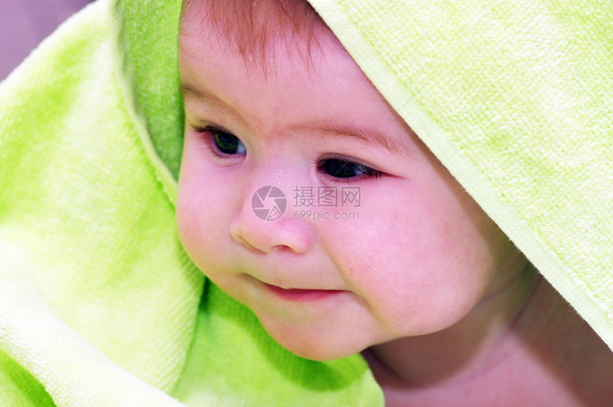 婴儿从毯子下看出来孩子护理儿童新生洗澡烘干婴儿期毛巾皮肤童年图片