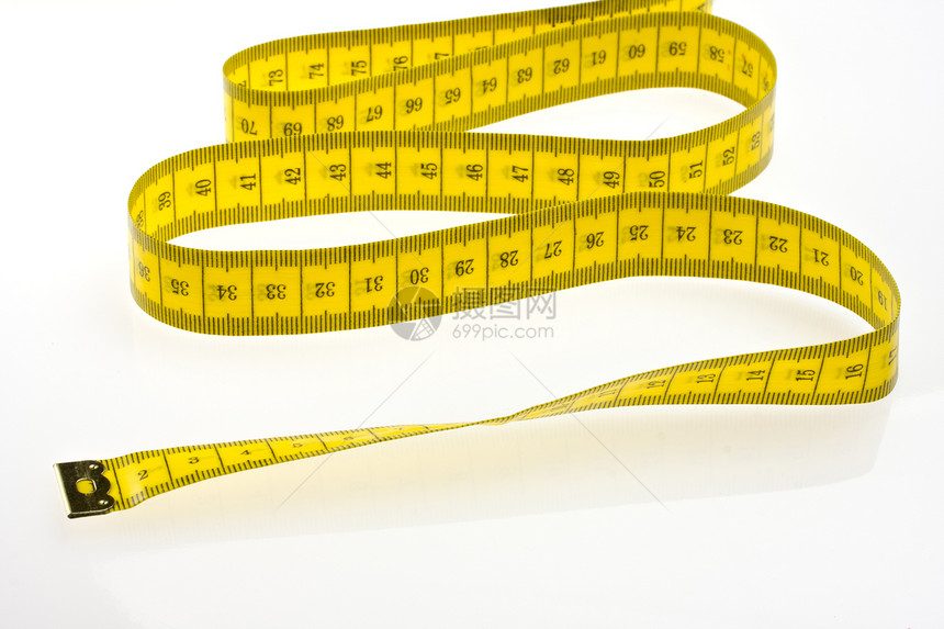 白色背景上孤立的黄色测量磁带螺旋统治者仪表工具厘米数字概念重量裁缝漩涡图片