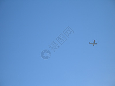 蓝色天空中的小飞机运输飞行背景图片