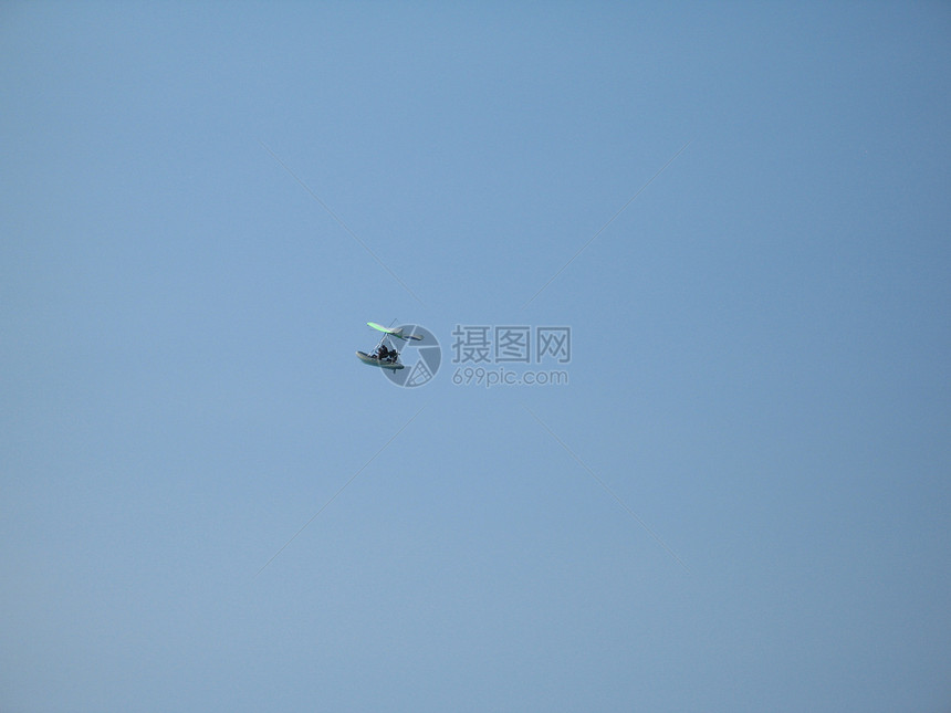 蓝色天空中的滑翔机运动飞行水平图片