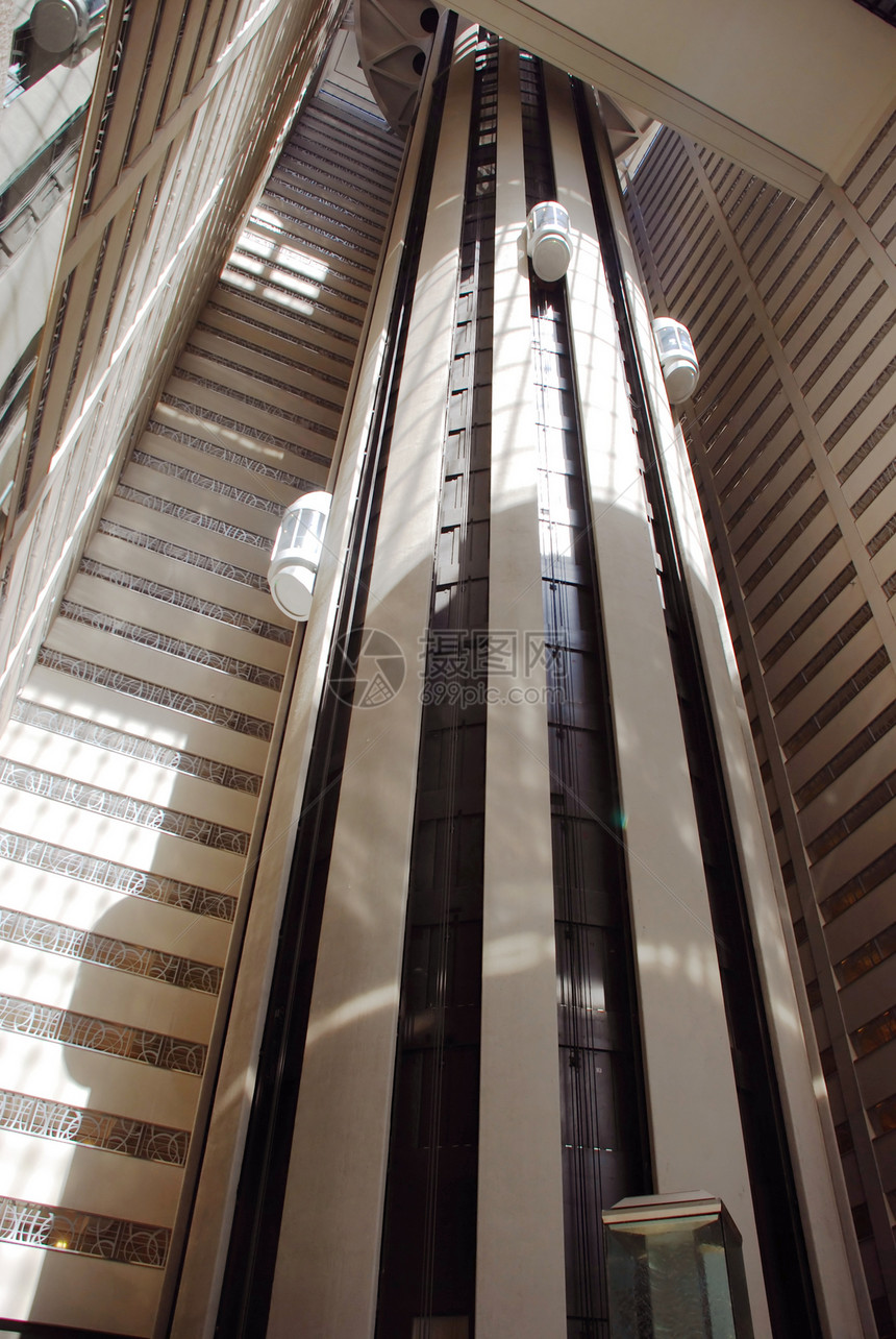 摩天大楼内的电梯图片