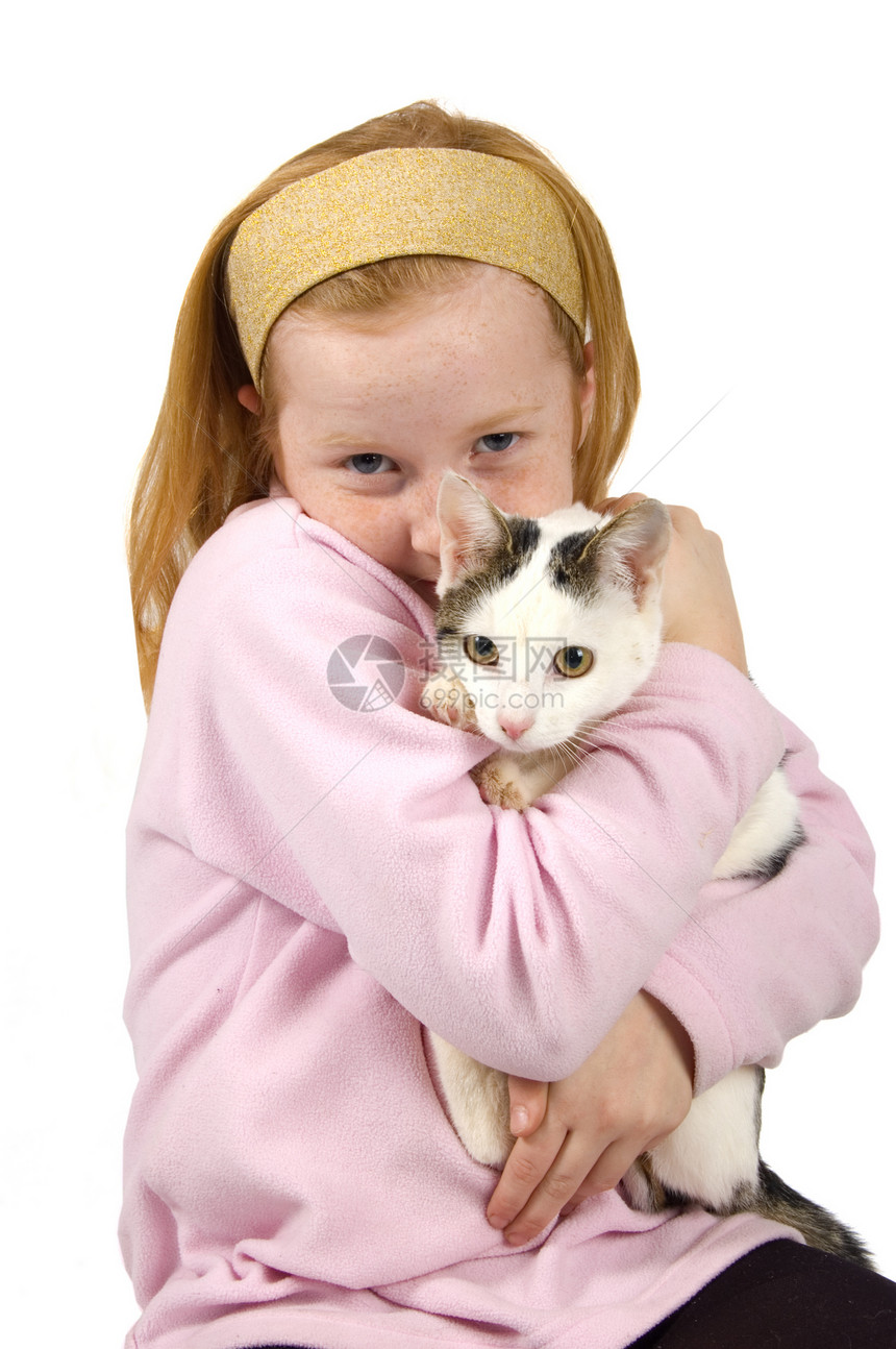 抱着白猫的红头女孩图片