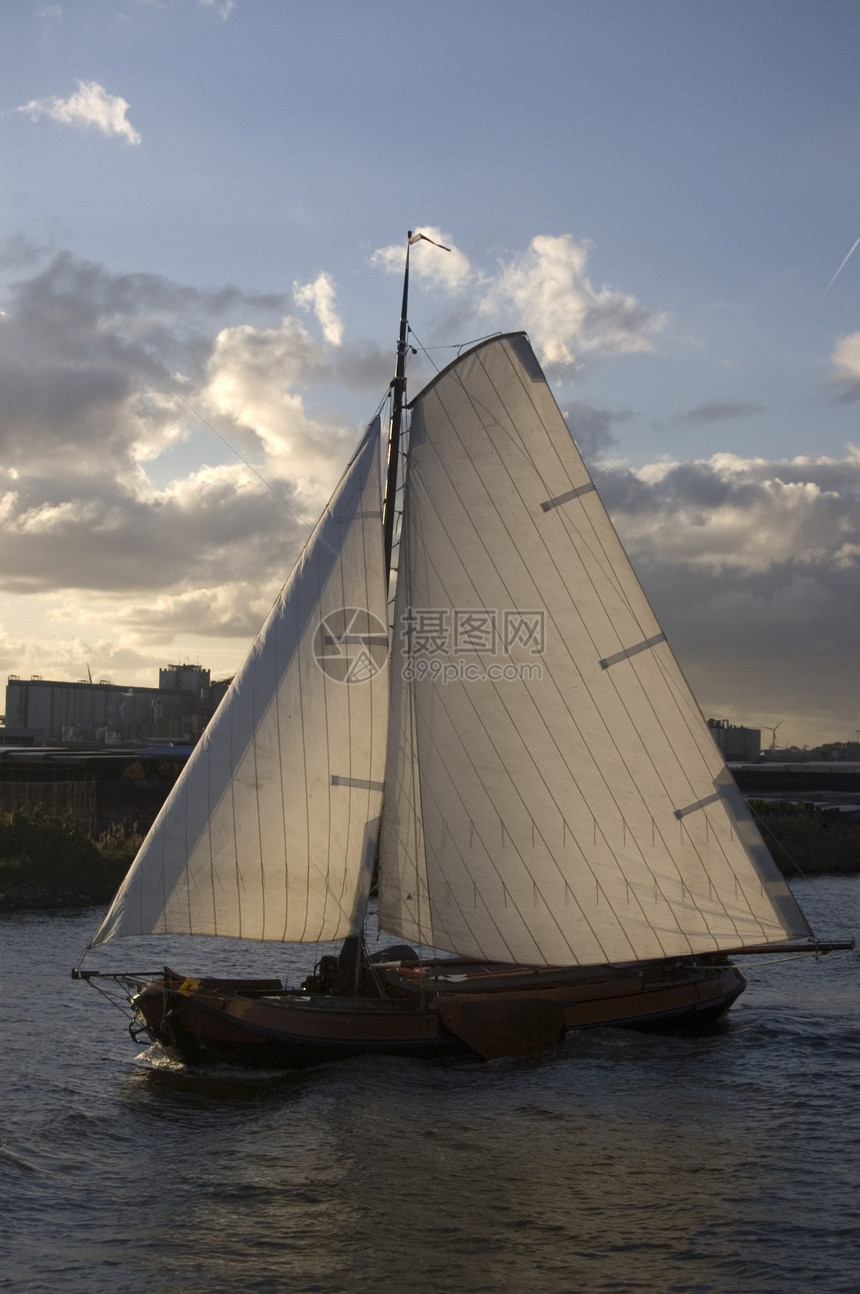 阿姆斯特丹运河的帆船图片