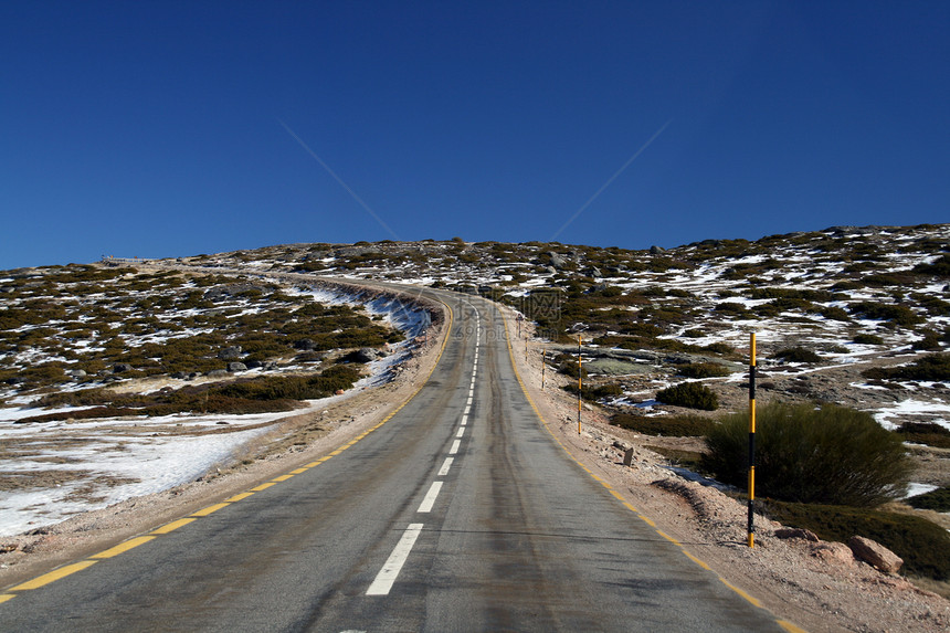 冬季风景爬坡顶峰冻结山脉岩石旅行远景季节远足蓝色图片