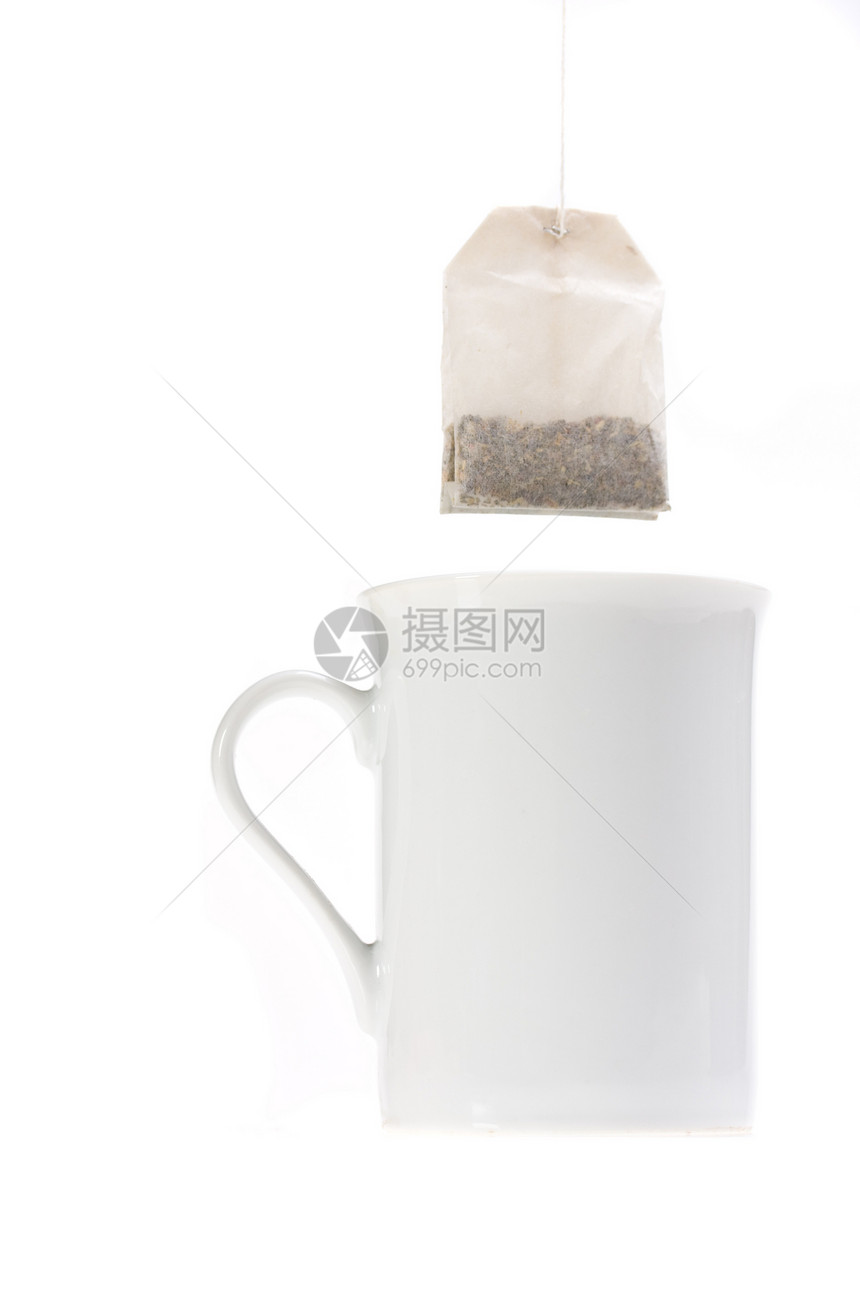 白背景孤立的茶叶袋和白色杯子图片