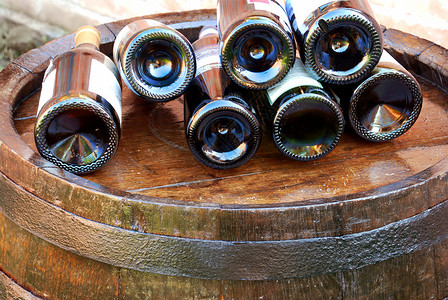 酒压木桶公司木头玻璃收藏容量质量饮料瓶子地窖橡木背景图片