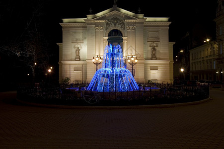 美丽的蓝色喷泉城市正方形庆典装饰品背景图片
