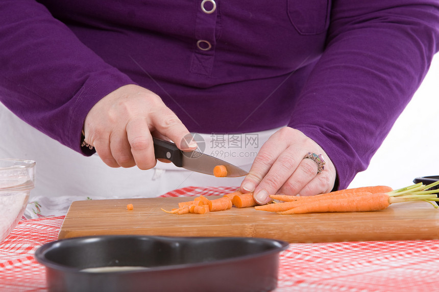 砍胡萝卜准备萝卜蔬菜女士厨房工作木板厨师图片