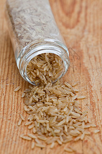 一个小玻璃罐中的棕米背景图片