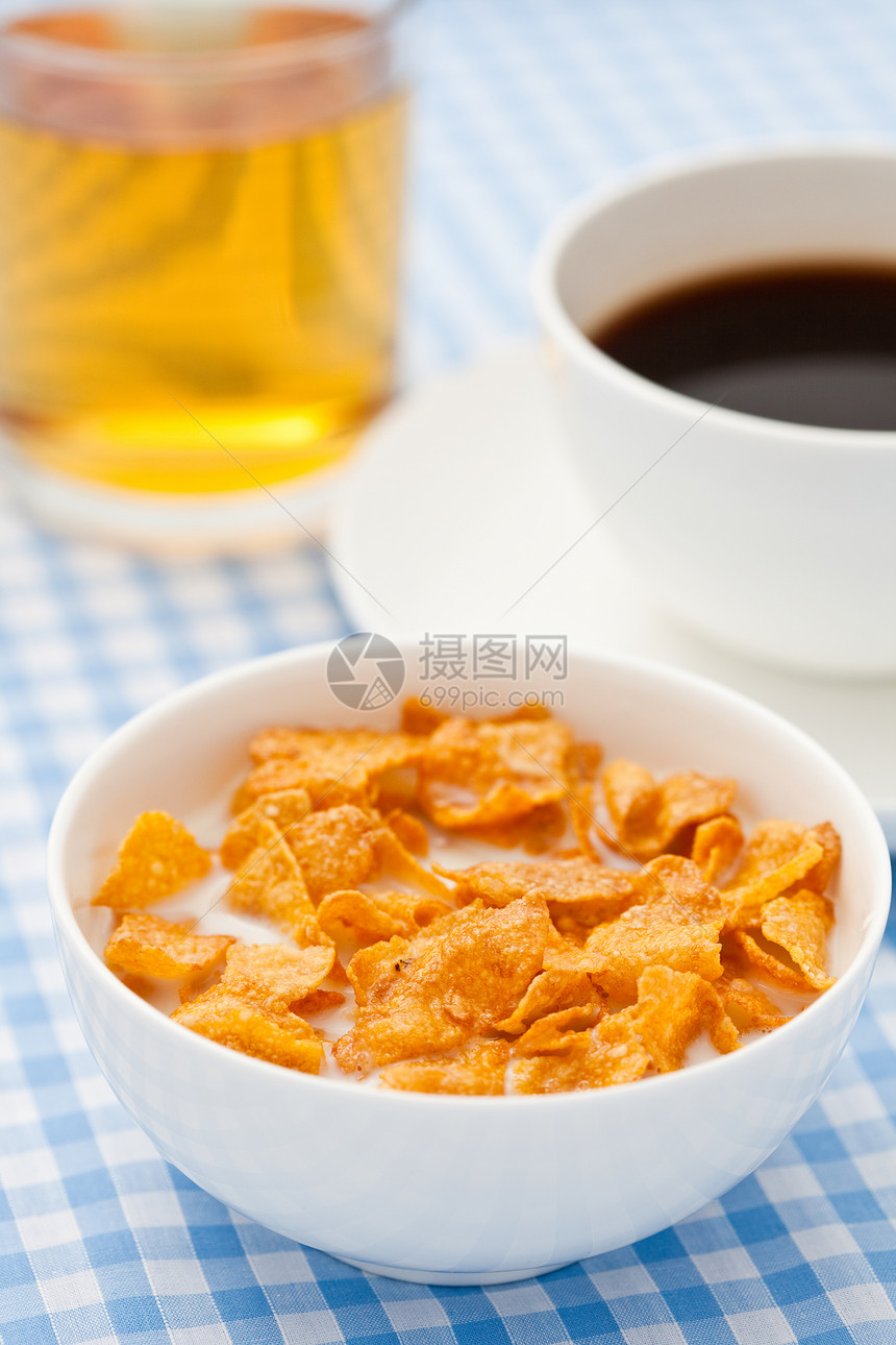 早餐谷物 加牛奶 咖啡和苹果汁图片