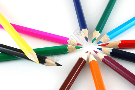 白白蜡笔玩具画家办公用品时间调色板用具办公室宏观教育幼儿园背景图片