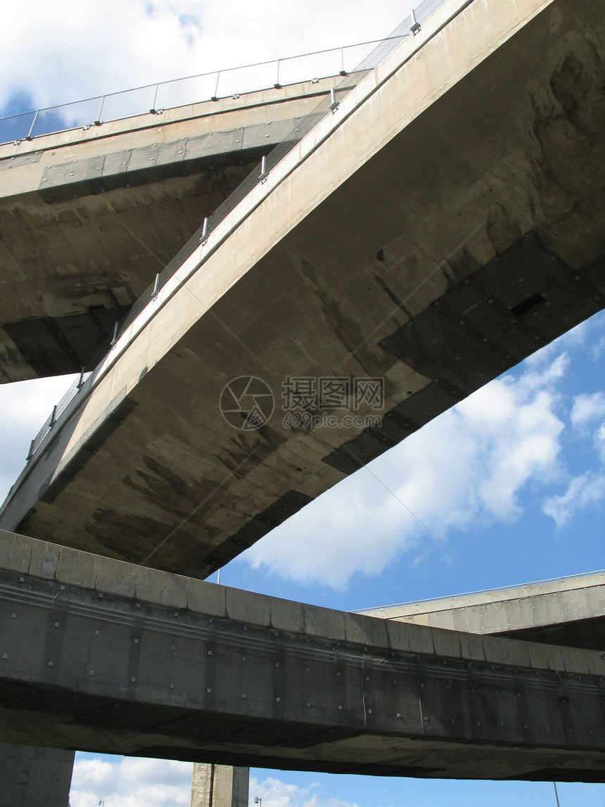 古老的混凝土高速公路和蓝天工程正方形车道水泥旅行框架蓝色建筑学天空图片