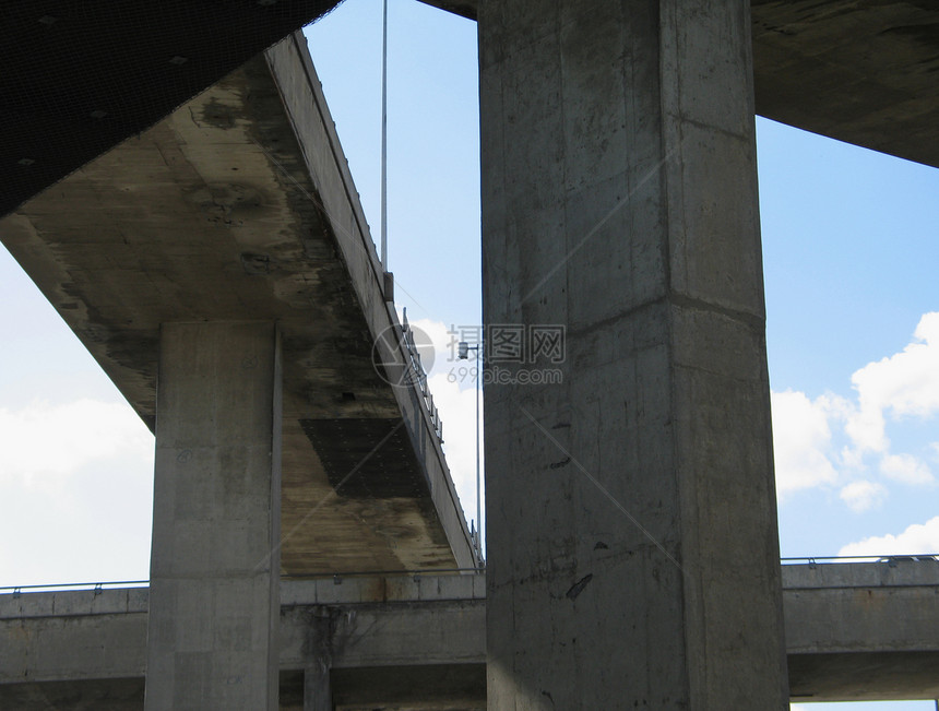 古老的混凝土高速公路和蓝天工程车道天空水泥框架建筑学正方形蓝色旅行图片