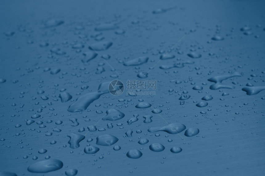 金属表面的水滴下雨飞溅宏观气泡合金雨滴雨水火花蓝色玻璃图片