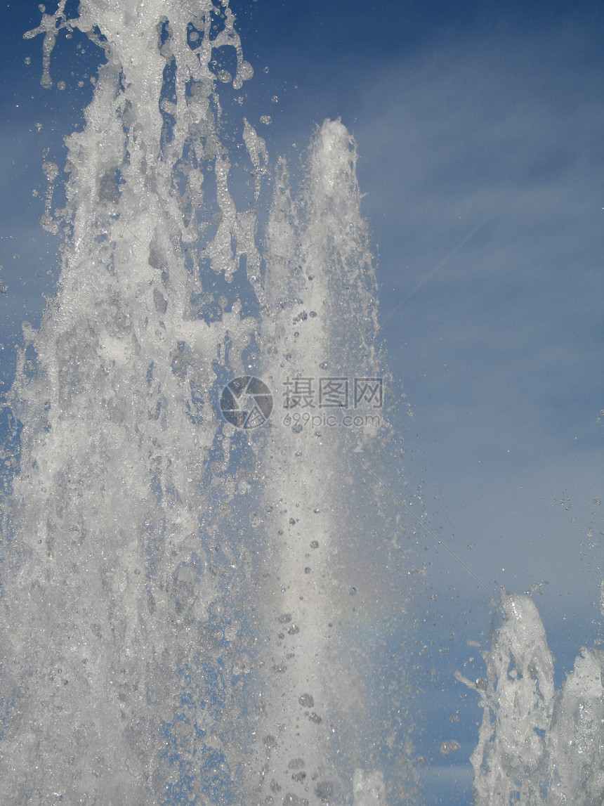 泉水喷射园林蓝色喷泉公园瀑布天空色调绿化白色图片