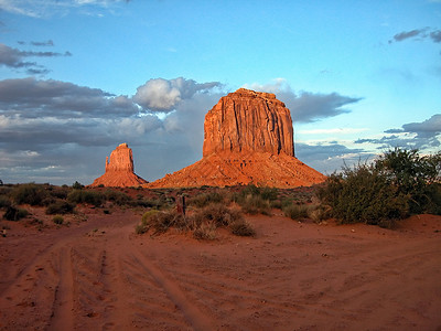 美国古迹谷 2004年8月地标国家红色悬崖蓝色岩石风景沙漠旅游高原背景图片