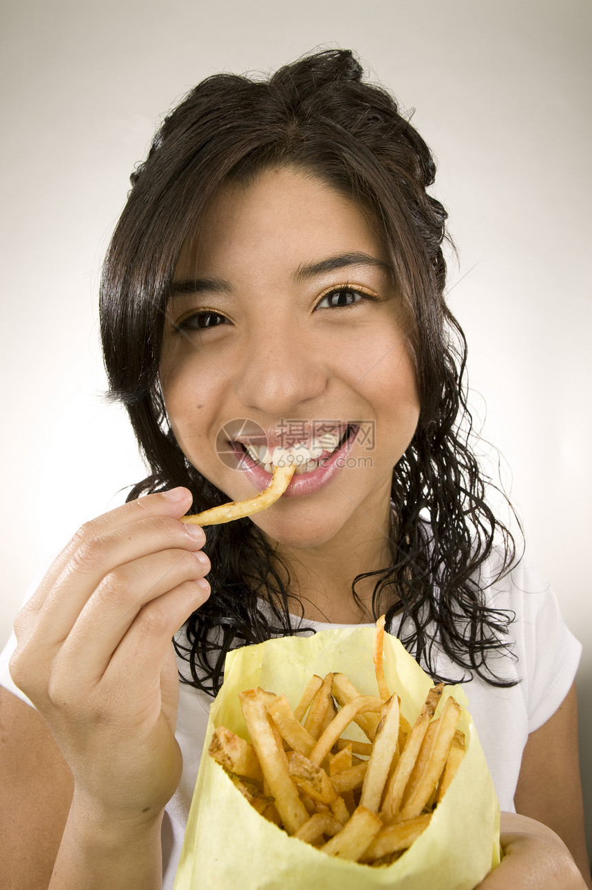带薯条的女孩黑发土豆流行音乐长发拉丁润滑脂青少年女性棕色眼睛图片
