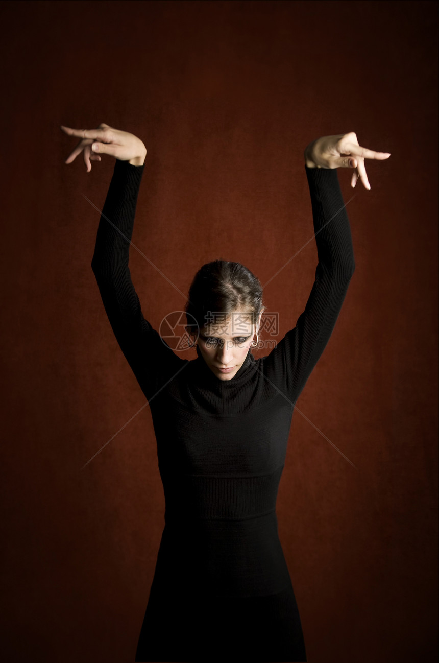 穿黑衣服的漂亮女人姿势女孩手势工作室毛衣裙子黑色手臂女性高领图片