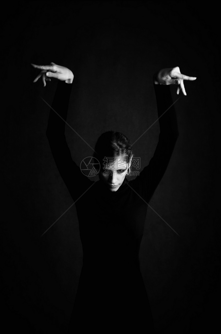 穿黑衣服的漂亮女人手势高领黑色手臂姿势女孩工作室毛衣女性裙子图片